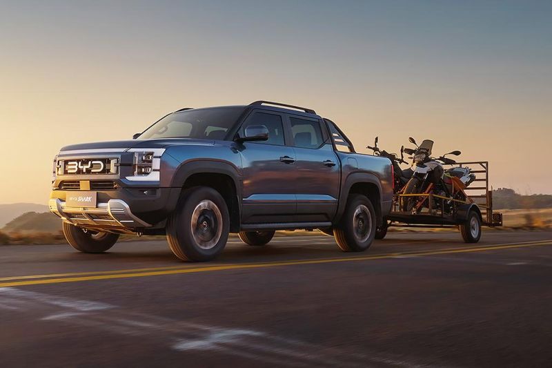 BYD Shark towing motorbikes